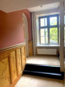 彼得伯勒Thornhaugh Old Rectory的一个空房间,有窗口和长凳