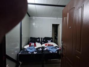 布泽乌Big Bear Hunting Lodge的小房间,床上挂着衣服