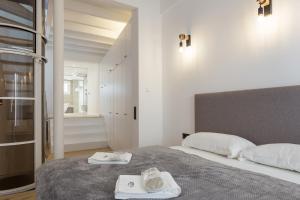 马略卡岛帕尔马Designer Loft with Terrace in prime Location的一间卧室配有一张床,上面有两条毛巾