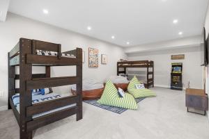 北默特尔海滩Luxurious 3 Story Townhome! The Dye at Barefoot Resort 402- Sleeps 12!的带2张床的客房中的2张双层床