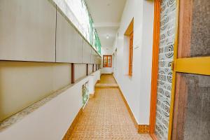 哥印拜陀FabHotel Joy's Residency的走廊,有长走廊的学校走廊