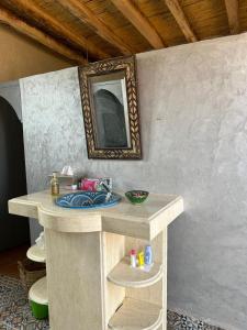 姆哈米德Authentique berber Camp的浴室设有水槽和墙上的镜子
