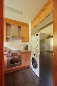 阿尔普Hauzify I Apartament Bella Molina的厨房配有冰箱和洗衣机。