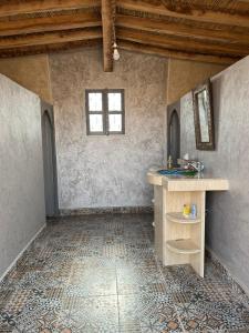 姆哈米德Authentique berber Camp的客房内设有带水槽和台面的浴室