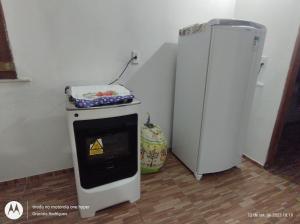瓜拉米兰加Suíte GUARAMIRANGA no Sítio的客房内的小冰箱和炉灶