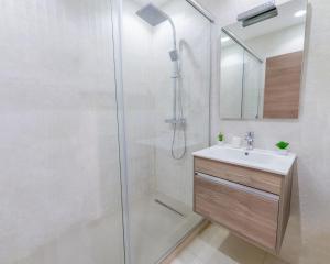 KoubaAppartement Luxueux à Kouba的带淋浴和盥洗盆的浴室