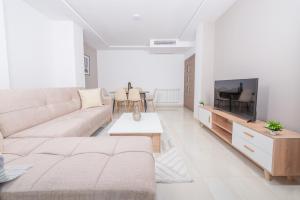 KoubaAppartement Luxueux à Kouba的带沙发和电视的白色客厅