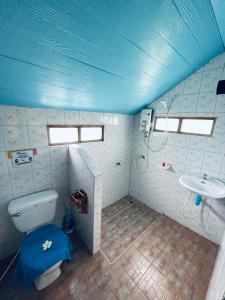 库德岛Markhouse Bungalow Ko Kut的一间带卫生间和水槽的浴室