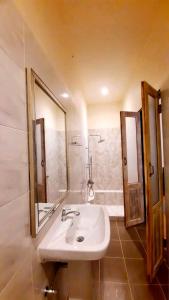 Ban Pa Muang (1)กมุทมาศ สวรรคโลก的一间带水槽和镜子的浴室
