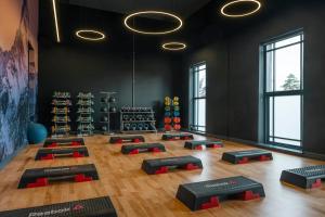 波特劳伊斯米德兰兹公园酒店 的一个带瑜伽垫的健身房,位于带窗户的房间