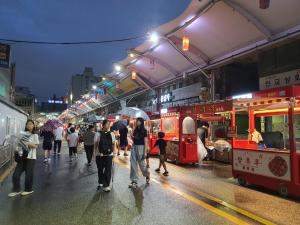 大邱Seomun market Dongsan Hospital Cheongla Hill的一群人用遮阳伞沿着街道走着