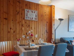 南达Apartment Christiania I I4 by Interhome的一间带一张桌子和蓝色椅子的用餐室