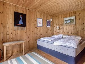 EringsbodaChalet Ängsjömåla by Interhome的卧室配有木墙内的一张床