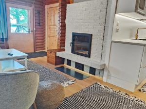 SoiniHoliday Home Koivula by Interhome的客厅设有白色砖砌壁炉