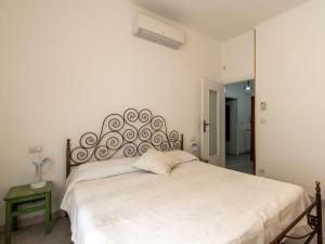 阿拉西奥Apartment Sant'Antonio by Interhome的卧室配有一张大白色的床和大床头板