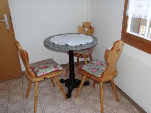 英格堡瓦伦丁两卧室公寓的一张带两把椅子的小桌子和一张带一张桌子的桌子