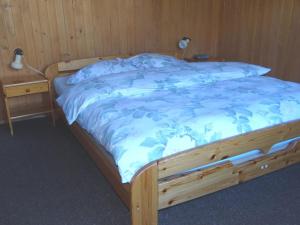 英格堡瓦伦丁两卧室公寓的一张带蓝色棉被和床头柜的床