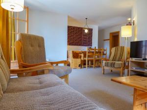 尚佩克斯Apartment Colline 3 by Interhome的客厅配有沙发、椅子和桌子