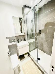 伦敦Islington Town House的带淋浴、卫生间和盥洗盆的浴室