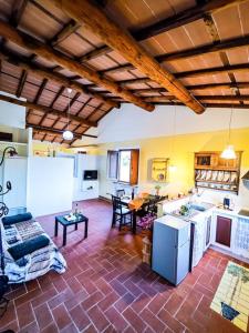 卡潘诺里La casa nella vigna [colline del vino]的大型客房设有厨房和客厅。