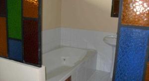 沙帕达-杜斯吉马朗伊斯POUSADA PEQUIZEIRO的带浴缸和盥洗盆的浴室