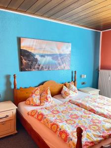 韦尔巴特尔斯城市酒店的一间卧室配有一张蓝色墙壁的床