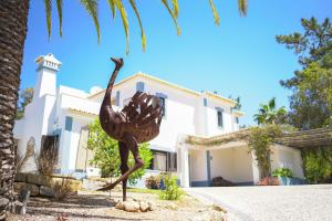卡武埃鲁Quinta do Rosal的鸟在房子前的雕像