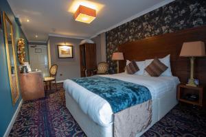 爱丁堡薇希尔斯波恩白女士酒店的一间位于酒店客房内的带大床的卧室