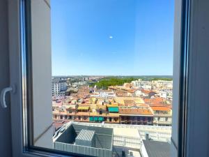 马德里Plaza España Superb Views的从窗户可欣赏到城市美景