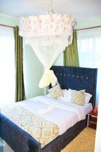 KakamegaUrban Oasis的一间卧室配有一张蓝色床头板的床
