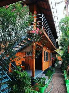 阿勒皮The Lake Paradise Boutique Resort的一座有楼梯和一些植物的建筑