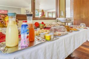 萨尔瓦多Pousada Maristella的一张带自助食物和饮料的桌子