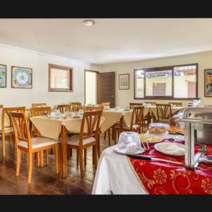 萨尔瓦多Pousada Maristella的餐厅内带桌椅的用餐室