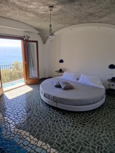 普莱伊亚诺HOLIDAY double的一间卧室设有一张床,享有海景