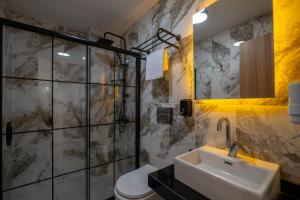 伊斯坦布尔HOPEFULL HOTEL的一间带水槽和淋浴的浴室