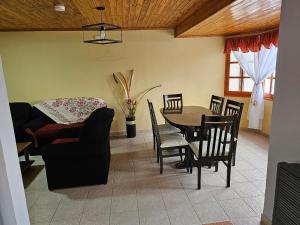 乌斯怀亚La Herradura de Ushuaia的客厅配有桌椅和沙发