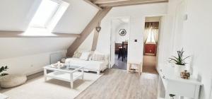 Saint-Léger-près-TroyesMa Douce Bulle Piscine & Détente的客厅配有白色的沙发和桌子