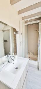 Saint-Léger-près-TroyesMa Douce Bulle Piscine & Détente的白色的浴室设有水槽和镜子