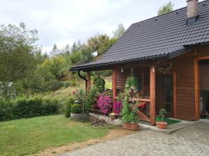 HriňováChata Hriňová的小屋前面有鲜花和植物