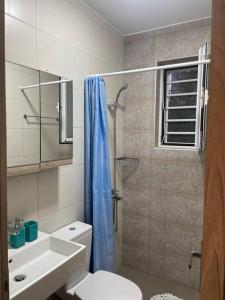 干尼亚Anastasia’s Home的带淋浴、卫生间和盥洗盆的浴室