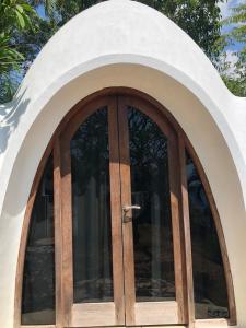 特鲁卡那拉特Villa Cocodome的拱形窗户,带木门