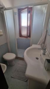 法维尼亚纳Casa di Catalina的一间带水槽、卫生间和淋浴的浴室