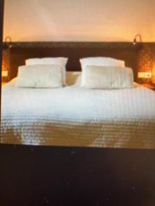 栋堡Domburg Holiday Resort的卧室内的两张床和白色枕头