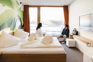 萨姆瑙恩斯玛特酒店的两名妇女坐在酒店带床的房间