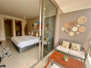 卡塔赫纳Manzanillo Del Mar - Cartagena - Morros Zoe的一间卧室配有一张床和一个沙发