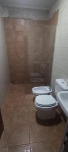 雷孔基斯塔Casa de Chuchi的浴室设有2个卫生间和水槽