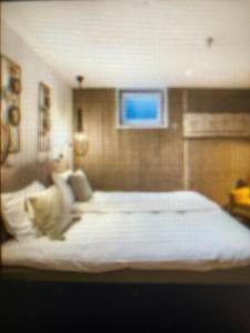 栋堡Domburg Holiday Resort的卧室配有一张白色大床