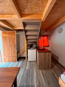 Velika LokaKoča Janka in Metke的一间带木制天花板和楼梯的厨房(位于客房内)