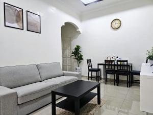 Batang BerjuntaiBRIK 'N BATA的客厅配有沙发和桌子