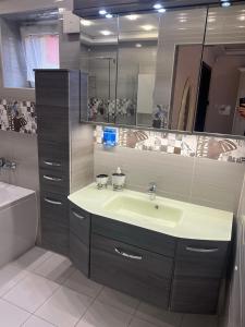 莫雄马扎尔古堡Star Street Home的一间带水槽和镜子的浴室